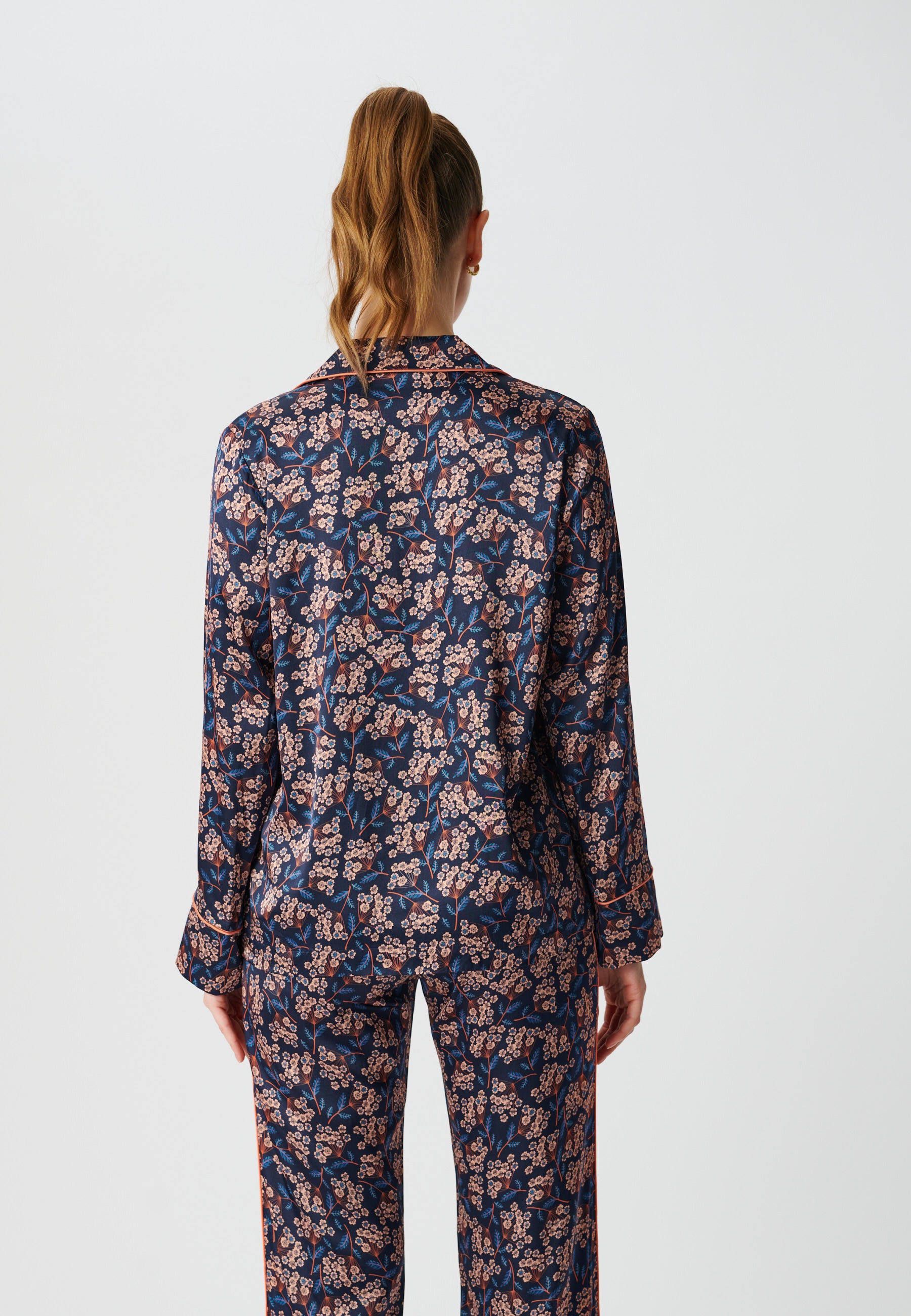 11-1022V_5608_WOM_B